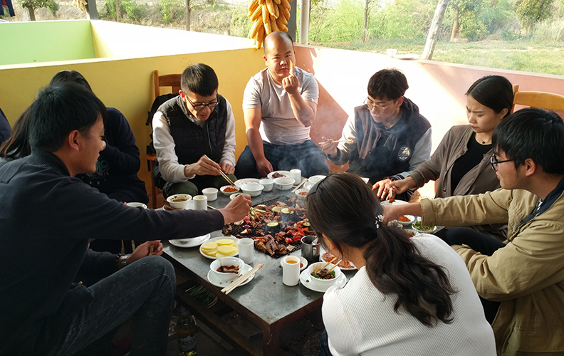 又因椒盐辣酱的增色，和不停的反动，均匀的受热，使食物变得更加入味